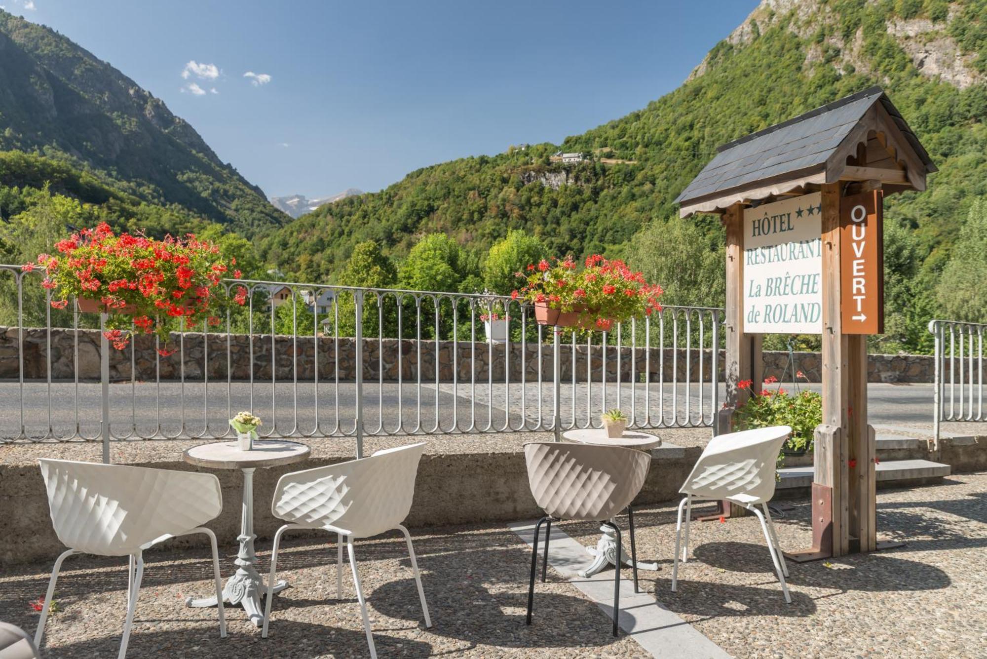 Logis Hotel La Breche De Roland Gedre Exterior photo