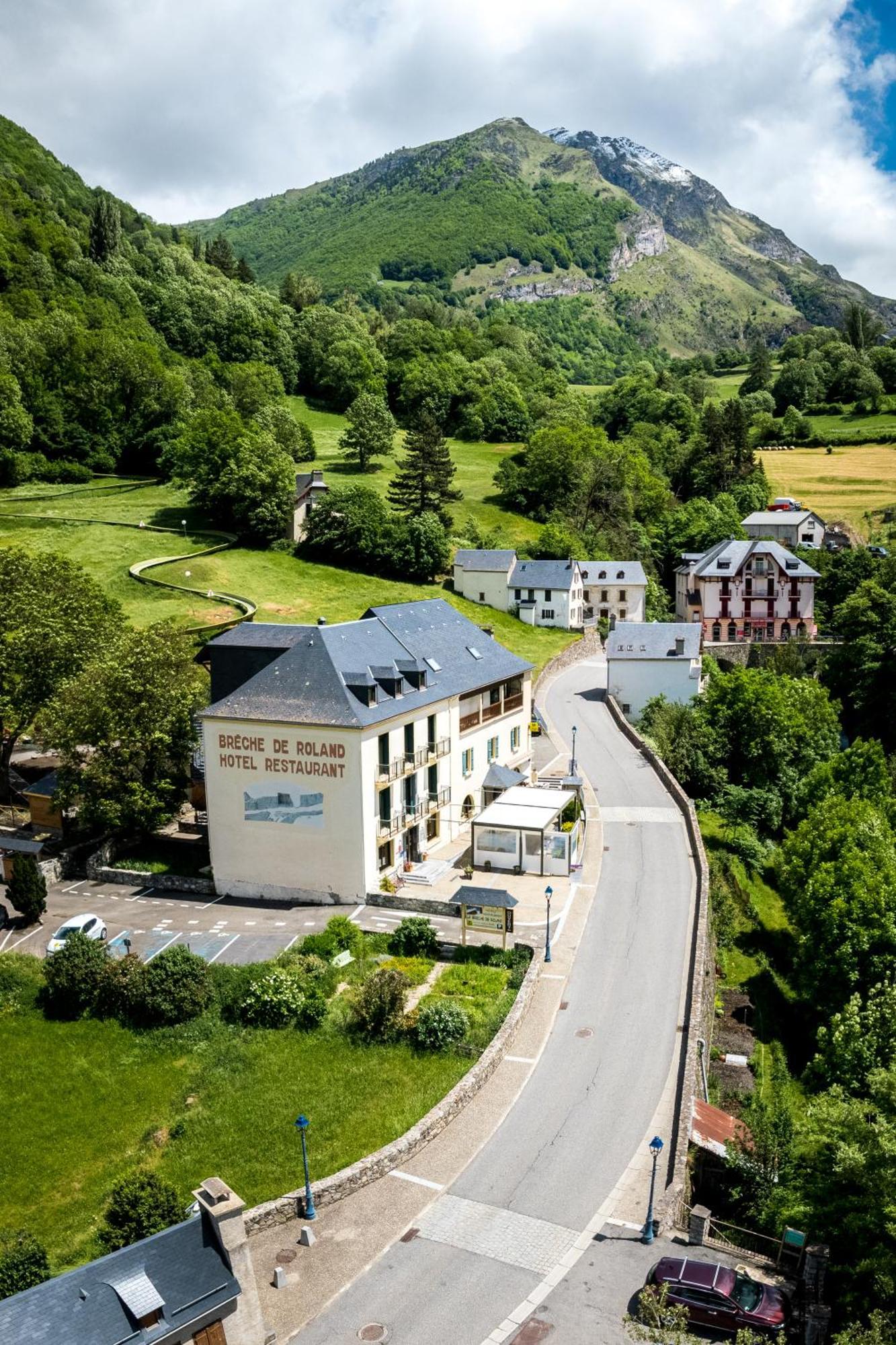 Logis Hotel La Breche De Roland Gedre Exterior photo